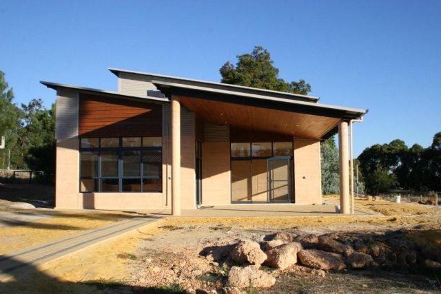 Ramtec will build walls for other designers and builders. Modern home at Gidgegannup (Lot 23 The Eyrie, Gidgegannup) near Perth with Ramtec walls.